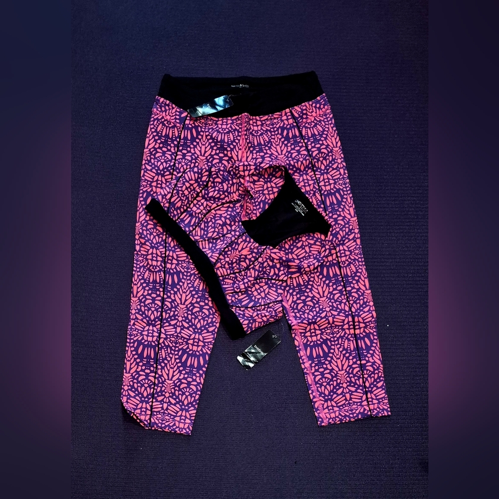 *NWT*Bebe Sport 2-PC Black/Laser Print Bra Top & Cropped Pants - Small.